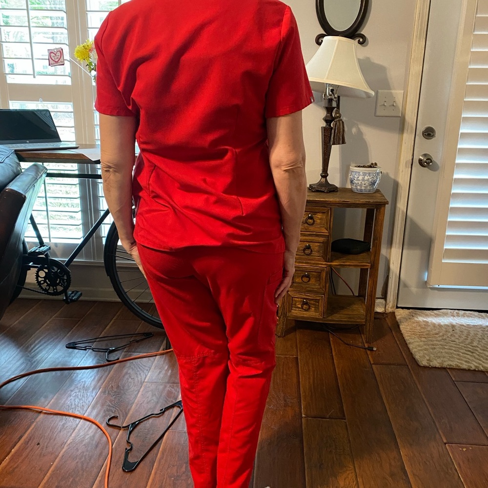 Figs 7 pocket medium red scrubs